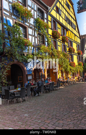 Maisons à colombages pittoresques couvertes de vigne, Riquewihr, Alsace, France, historcial vieux village et site touristique Banque D'Images