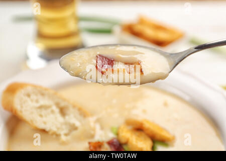 Cuillère à soupe de fromage et bière délicieux bacon frit, Close up Banque D'Images