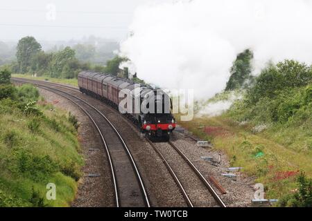 The Flying Scotsman fait son chemin à travers Gloucester passant sous le pont routier Wilkes-barre en Churchdown - 15.6.2019 Photo par Antony Thompson flexibilite' - Banque D'Images