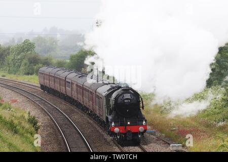 The Flying Scotsman fait son chemin à travers Gloucester passant sous le pont routier Wilkes-barre en Churchdown - 15.6.2019 Photo par Antony Thompson flexibilite' - Banque D'Images