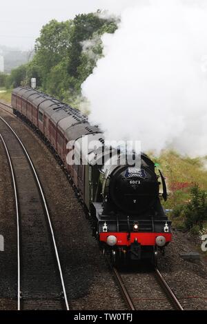 The Flying Scotsman fait son chemin à travers Gloucester passant sous le pont routier Wilkes-barre en Churchdown - 15.6.2019 Photo par Antony Thompson flexibilite' - Banque D'Images