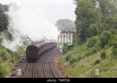 The Flying Scotsman fait son chemin à travers Gloucester passant sous le pont routier Wilkes-barre en Churchdown - 15.6.2019 Photo par Antony Thompson flexibilite' - Banque D'Images