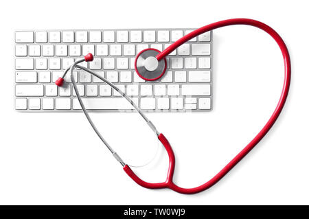 Stéthoscope et clavier de l'ordinateur sans fil sur fond blanc Banque D'Images