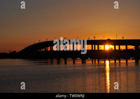 Halifax River Bridge au coucher du soleil Banque D'Images