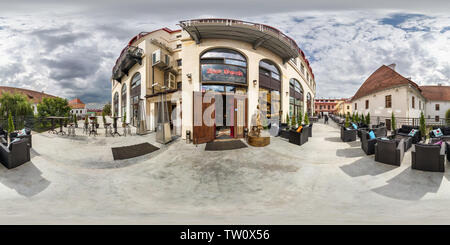 Vue panoramique à 360° de MINSK, BELARUS - Octobre 2018 : Le panorama hdri sphériques sans soudure d'angle de 360 degrés près de bar moderne sur rue piétonne, place de la vieille ville touristique