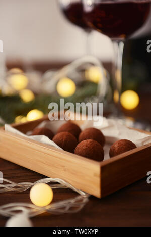 Les chocolats sur table en bois avec Garland, gros plan Banque D'Images