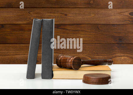 Wooden gavel et des livres sur la table en bois Banque D'Images