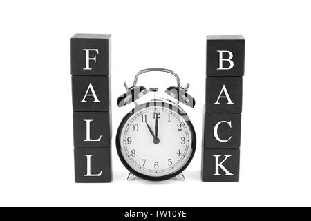 Cubes en bois avec un espace réservé au texte et réveil sur fond blanc Banque D'Images