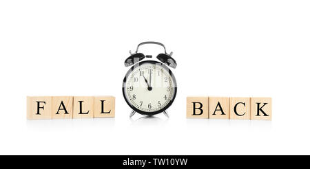 Cubes en bois avec un espace réservé au texte et réveil sur fond blanc Banque D'Images