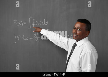 Certain Indian Teacher expliquant des formules mathématiques written on blackboard Banque D'Images