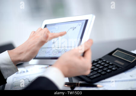 Close up.businessman pointing at digital tablet écran. Banque D'Images