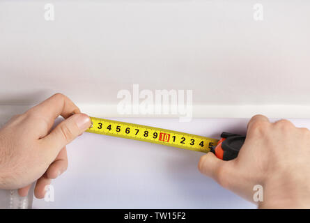Les mesures de la fenêtre des mains des hommes Banque D'Images