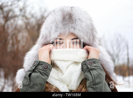 Young Beautiful woman covering face avec foulard dans winter park Banque D'Images