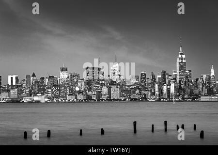 New York skyline illuminée la nuit, vue de Jersey City Banque D'Images