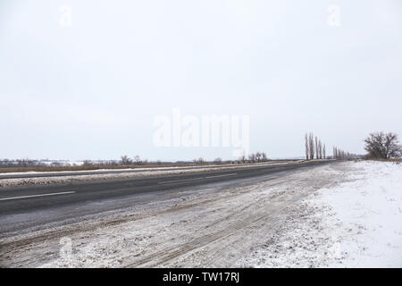 Country side empty road sur journée d'hiver Banque D'Images