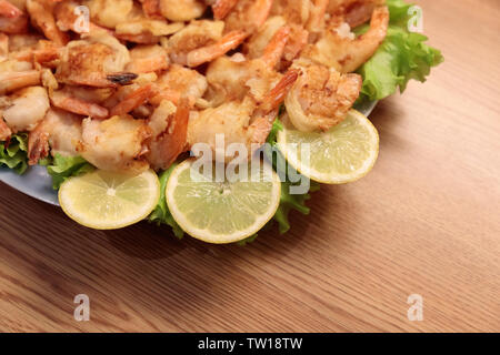 Crevettes frites à la pâte sur les plaques avec du citron Banque D'Images