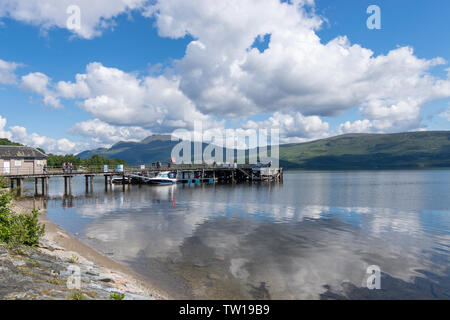 Vue sur le Loch Lomond sur un jour nuageux Banque D'Images