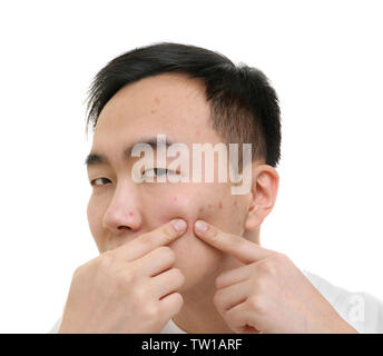 Young Asian man popping boutons, sur fond blanc Banque D'Images