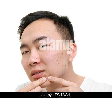 Young Asian man popping boutons, sur fond blanc Banque D'Images