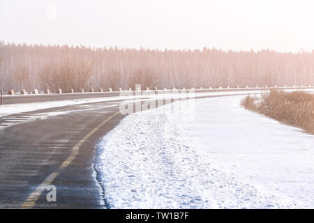 Vue de la route d'hiver aux beaux jours Banque D'Images