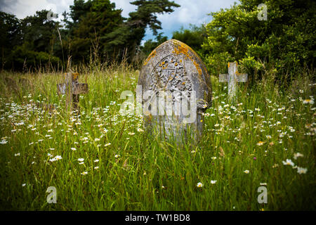 Maidstone, cimetière victorien Halesworth Suffolk, Angleterre Royaume-uni. Juin 2019 période Victorienne de pierres tombales en Halesworth cimetière communautaire. Banque D'Images