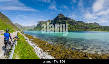 Cycliste féminine à Flakstad, îles Lofoten, Norvège. Banque D'Images