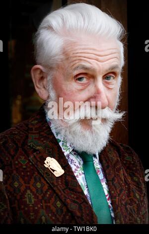 Sir Roy Strong, l'ouverture de l'exposition, William Simmonds : Le Cœur silencieux de l'art et d'artisanat, à la Cour, Grange, Chipping Campden Gloucestershire. Banque D'Images