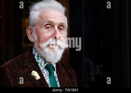 Sir Roy Strong, l'ouverture de l'exposition, William Simmonds : Le Cœur silencieux de l'art et d'artisanat, à la Cour, Grange, Chipping Campden Gloucestershire. Banque D'Images