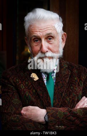 Sir Roy Strong, l'ouverture de l'exposition, William Simmonds : Le Cœur silencieux de l'art et d'artisanat, à la Cour, Grange, Chipping Campden Gloucestershire. Banque D'Images