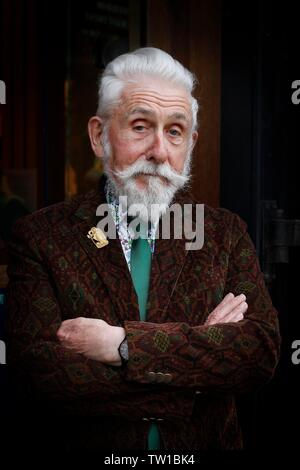 Sir Roy Strong, l'ouverture de l'exposition, William Simmonds : Le Cœur silencieux de l'art et d'artisanat, à la Cour, Grange, Chipping Campden Gloucestershire. Banque D'Images