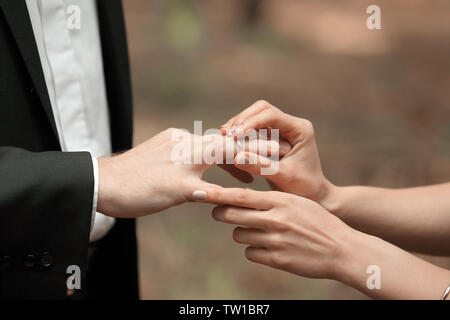 Fermer, jusqu'. Mariée mettre anneau de mariage mariés doigt Banque D'Images