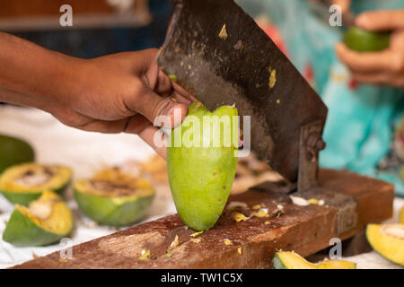 Closeuof coupe remise mangue mûre pour faire Picke en Inde avec coupe-légumes indiens Banque D'Images