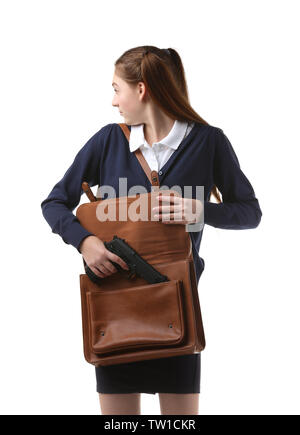 Teenage girl hiding fusil en sac sur fond blanc Banque D'Images