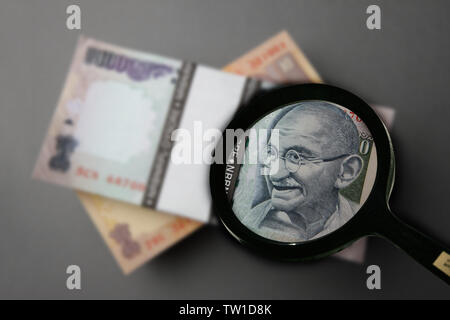 Loupe sur des billets indiens Banque D'Images