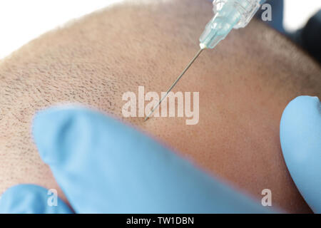 Man receiving injection stimulant pour la croissance des cheveux, gros plan Banque D'Images