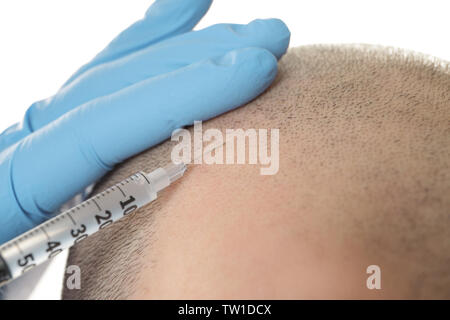 Man receiving injection stimulant pour la croissance des cheveux, gros plan Banque D'Images