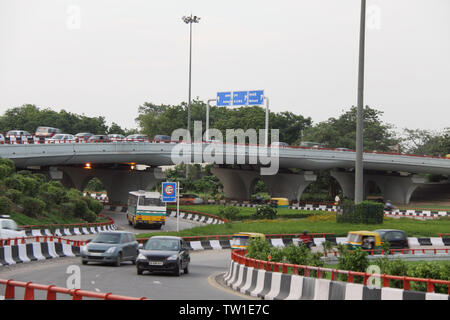 Le trafic sur la route, New Delhi, Inde Banque D'Images