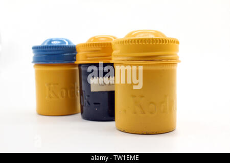 Rouleaux de film Kodak Vintage metal cas isolé sur fond blanc Banque D'Images