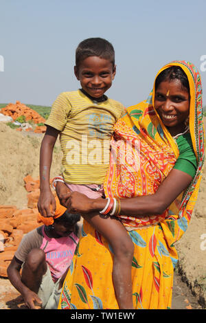 Femme transportant son fils à un chantier de construction, en Inde Banque D'Images