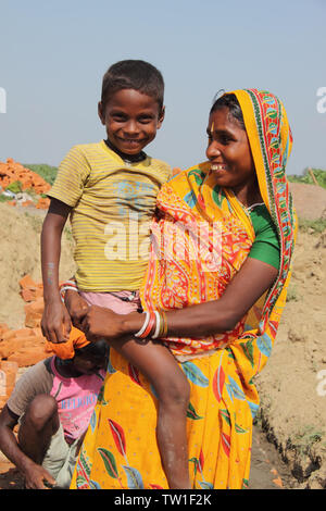 Femme transportant son fils à un chantier de construction, en Inde Banque D'Images