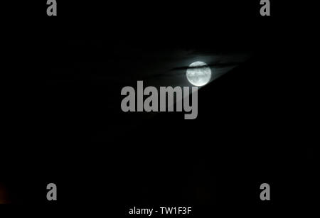 Strawberry Moon Rising sur juin 2019 maison Banque D'Images