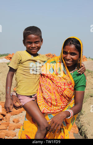 Femme transportant son fils à un chantier de construction, en Inde Banque D'Images