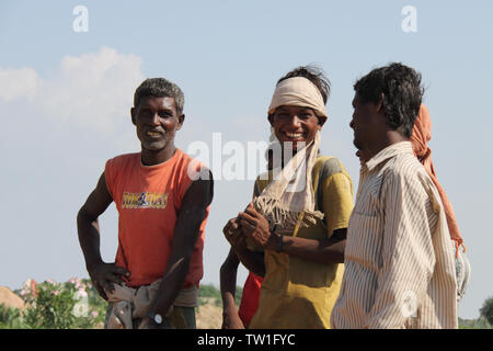 Groupe de villageois souriants, Inde Banque D'Images