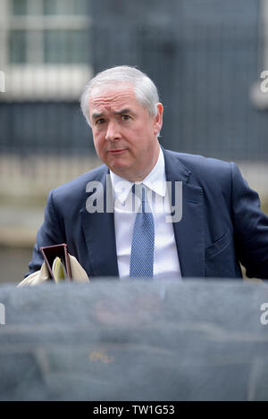 Londres, Royaume-Uni. 18 Juin, 2019. Geoffrey Cox QC MP (Procureur général) quitte après une réunion du Cabinet au 10 Downing Street Banque D'Images