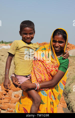 Femme transportant son fils à un chantier de construction, en Inde Banque D'Images