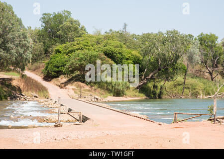 Daly River Crossing avec la brousse et eau courante dans le Territoire du Nord de l'Australie Banque D'Images