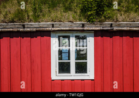 Cuisine norvégienne traditionnelle maison peinte en Norvège Vesteralen, Banque D'Images