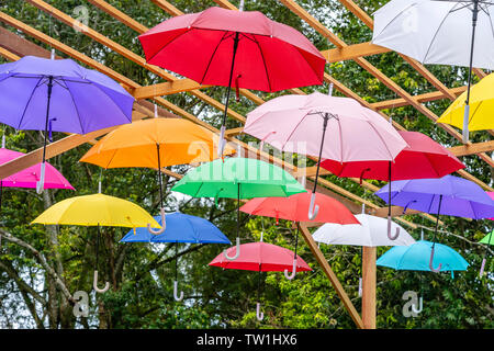 Décorées avec des parapluies colorés de la rue, l'île de Koh Phangan, Thaïlande. Parasols colorés suspendus, pas de l'extérieur Banque D'Images