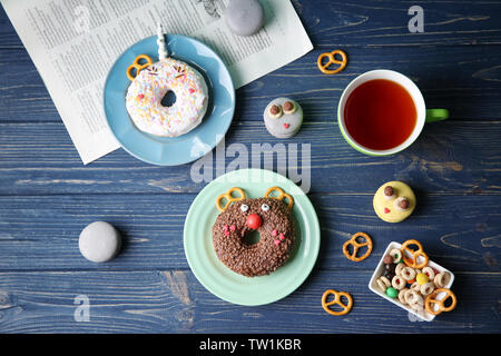 Plaques avec creative donuts sur fond de bois Banque D'Images