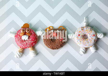 Creative donuts sur un fond de couleur Banque D'Images